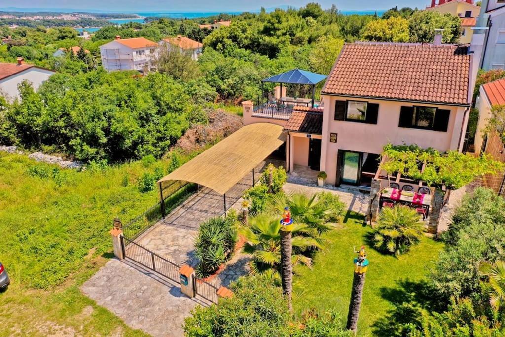 Villa Dolce Vita **** Premantura Exterior photo